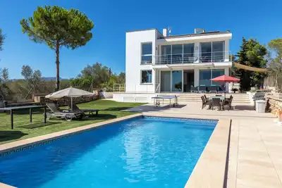 Image de Villa moderne avec piscine et vue