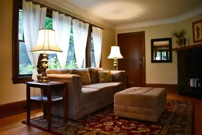 Image de Uptown 3br à quelques pas du lac Calhoun, près du centre-ville et du centre commercial d'Amérique, Garden Patio! !