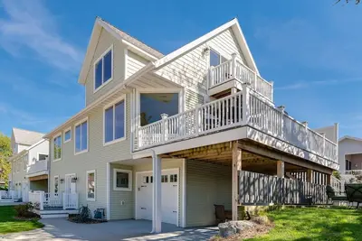 Image de Nouveau Luxury West Homefront Beachfront à Woodman Beach - Vues Sur Le Lac - Marchez jusqu'à la ville!