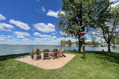 Image de Front de mer privé, quai couvert privé, foyer! Disponible toute l'année!
