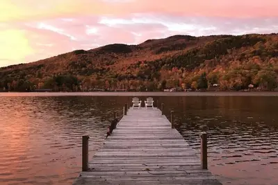 Image de Mount Sunapee Ski House avec de belles vues sur la montagne et front de mer direct