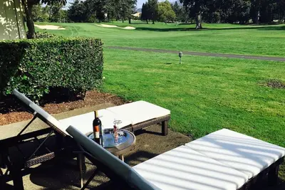 Image de Magnifique 1 Bd Apt, Million $ Voir sur le terrain de golf