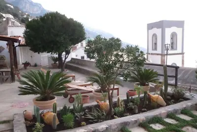 Image de Villa sur la cĂ´te amalfitaine avec grand jardin avec vue sur la mer