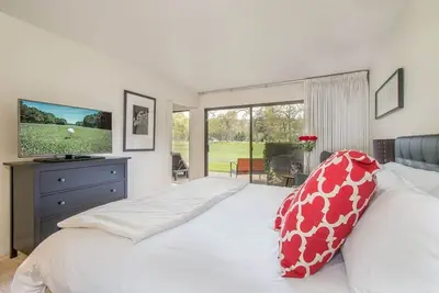 Image de Incroyable 1 Bd Apt. Million $ Voir sur le terrain de golf