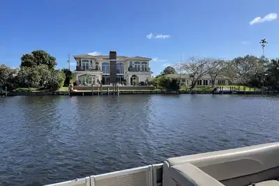 Image de Bord de l'eau de luxe Palm Beach Private Dock Bateau / Piscine / Hot Tub 5bd / 5bth
