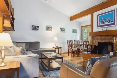 Image de Avant-poste: Hollyhock 2024 - Condo confortable avec foyer