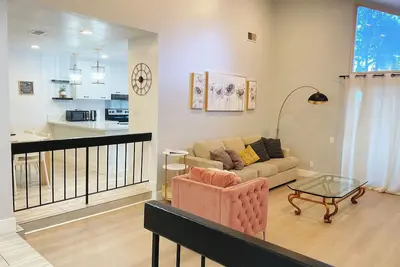 Image de Familial 4 chambres, maison de ville avec vue sur la montagne situé à Hacienda Heights