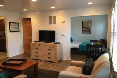 Image de The Original Wrigleyville Coach House ~ Private Unit. 7 nt et spéciaux de semaine!