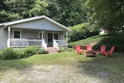 Image de Cottage mignon, animaux de compagnie et famille, près de Black Mountain