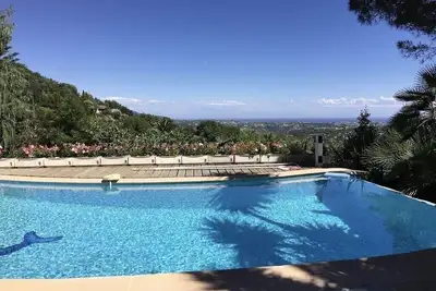 Image de villa idéale avec sa piscine chauffée et sa vue surplombant la Méditerranée