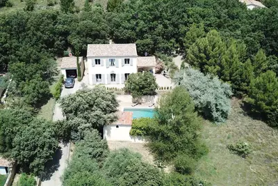 Image de Provence Luberon, Mas de charme piscine privée, Vue Colorado Provençal
