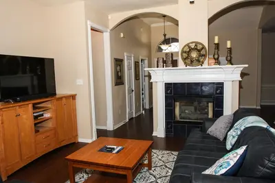 Image de 2 miles-Att Stadium, Rangers, Texas Live! , Six Flags, Shopping-Great Locale!