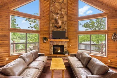 Image de Chalet de luxe au bord du lac ~ 2 piscines ~ Services gratuits ~ Dock ~ Kayaks ~ MiniGolf ~ Glissade d'eau