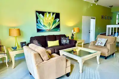 Image de Maison de ville de Siesta Key 2b / 2b 1400sf avec le garage de stationnement en face de la plage publique