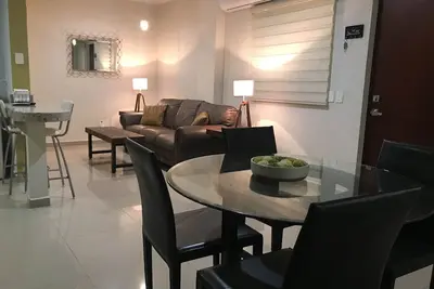 Image de Rez de chaussée Condo sur rue calme, près de la plage, boutiques et restaurants! !