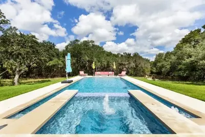 Image de Chic Hill Country Oasis