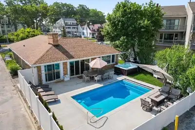 Image de Luxury Beach Home @ North Beach-Lake Views, Fire Pit, Huge Patio & Yard, Walk 2 Town