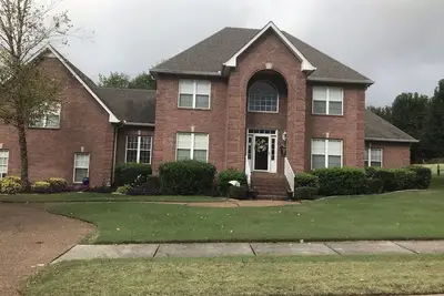 Image de Chambre privée à l'étage salle de bain complète 15 minutes du centre-ville de Nashville. Pas de frais supplémentaires