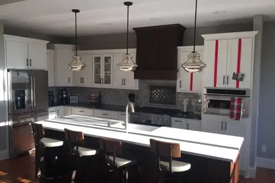 Image de Nouvelle maison de luxe avec une immense barre humide prête pour le Super Bowl Lii