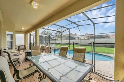 Image de Fun Family Pool Home avec chambres d'enfants, salle de jeux et plus