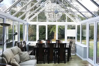 Image de Nouvelle maison de la forêt avec grand jardin, près de la mer. Parfait pour les familles avec enfants