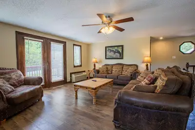 Image de Lakefront Cottage ~ Services de villégiature gratuits ~ Vues incroyables ~ Kayaks ~ 2 piscines ~ Toboggan aquatique