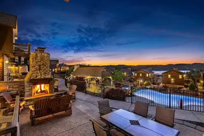 Image de Villa de luxe au bord du lac-MiniGolf-Lazy River-Piscine ÉNORME ~ Kayaks ~ Quai de natation ~ 2Mi à la Ddc