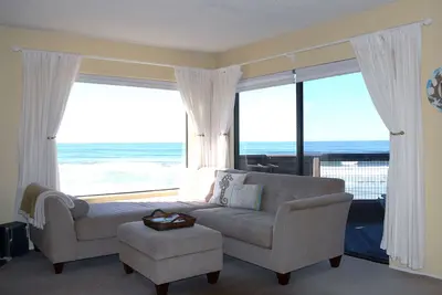 Image de Condo haut de gamme au bord de l'océan avec vue imprenable sur l'océan à 180 °