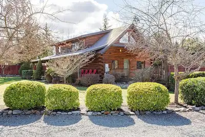 Image de Maison moderne et confortable en bois rond avec arrière-cour / barbecue 3 bd 2 bth