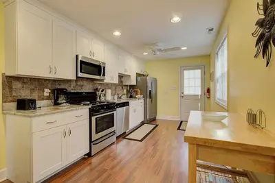 Image de Nouvellement rénové, près de tout, tous les planchers de bois franc à travers, Pristine!