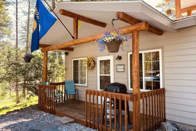 Image de Cabane confortable et silencieuse du côté est du lac Flathead et entourée de vergers de cerisiers!