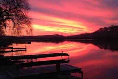Image de Détendez-vous ou jouez toute l'année dans notre maison confortable au bord du lac.
