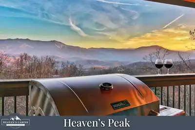 Image de Brand New Luxury 3bd / 3ba Cabin! 5 cheminées, immense terrasse Stunning Mt LeConte View