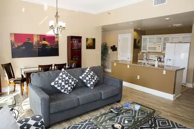 Image de Luxury 2Br Condo Au coeur du village de Lake Las Vegas!