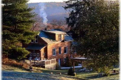 Image de Serenity Falls Charmante maison w / 8ft cheminée en pierre et bois de chauffage w / vues mtn