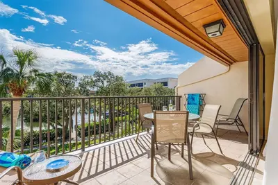 Image de Siesta Key Condo avec accès à la plage privée, Wifi inclus, piscine chauffée, terrains de tennis et de bateaux