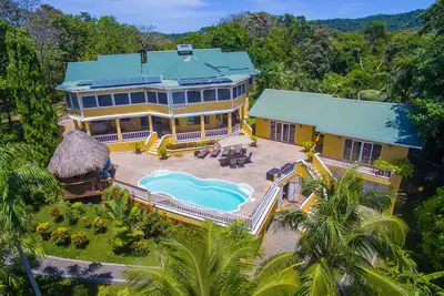 Image de Incroyable pour les grands groupes - maison de plage juste à l'extérieur du West End avec piscine, kayaks et planches à pagaie