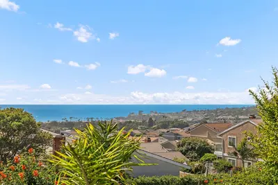 Image de Ocean View Home Home avec cuisine et salle de théâtre mises à jour, climatisation centrale, à distance de marche de la plage