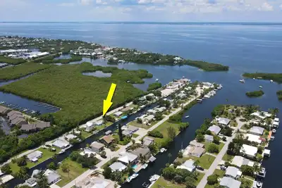 Image de Trois minutes pour ouvrir l'eau! Fantastique, Retraite de pêche remodelé sur le canal Gulf-Access, Wifi gratuit!