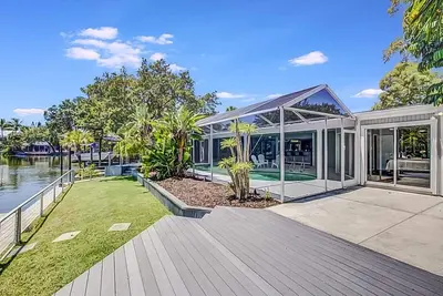 Image de Canal Home sur Siesta Key avec piscine, Wifi, école d'architecture de Sarasota rénovée dans le style des années 1950