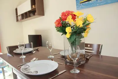 Image de Appartement moderne de 3 chambres, à 100 mètres de la mer!