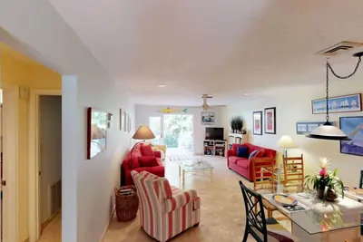 Image de Minutes à pied de la plage! Magnifiquement rénové 2\/2 condo sur souhaitable Longboat Key w \/ WiFi! Spri