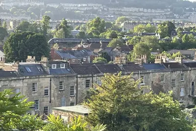 Image de Cette grande maison géorgienne confortable pour 5 avec vue panoramique sur la ville