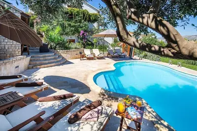 Image de Villa avec piscine privée et vue sur la mer
