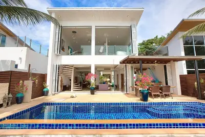 Image de Au bord de la mer face à la villa de luxe privée avec piscine