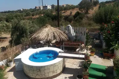 Image de In the traditional village of Hersonisos family house whith garden