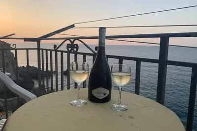 Image de Appartements romantique avec une vue panoramique sur la mer, situé sur les rochers.