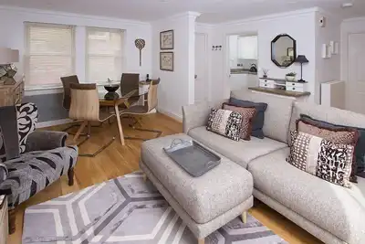 Image de Smart maison contemporaine avec 2 chambres pouvant accueillir 3 au cœur de Bath.