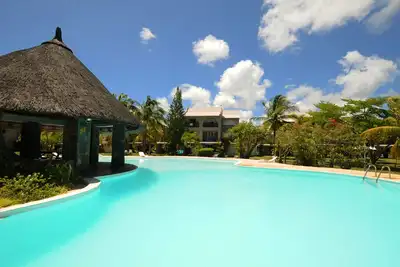 Image de Ken 18 dans un beau complexe privé avec piscine à 50m de la plage wifi