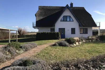 Image de Vue garantie sur le lac - maison au toit de chaume sur Liddower Strom